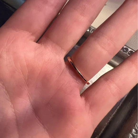 Pink/blue rhinestone ring on a gold band - Picture 3 of 3